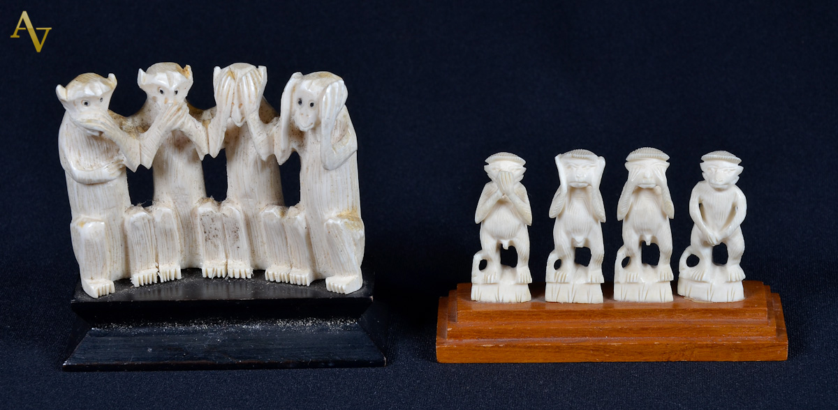 Dupla de 4 macacos em marfim. Alt. 4 e 6 cm.
