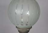 Abatjour de vidro opalinado branco, base de met... - Abatjour de vidro opalinado branco, base de metal e globo fosco lapidado.