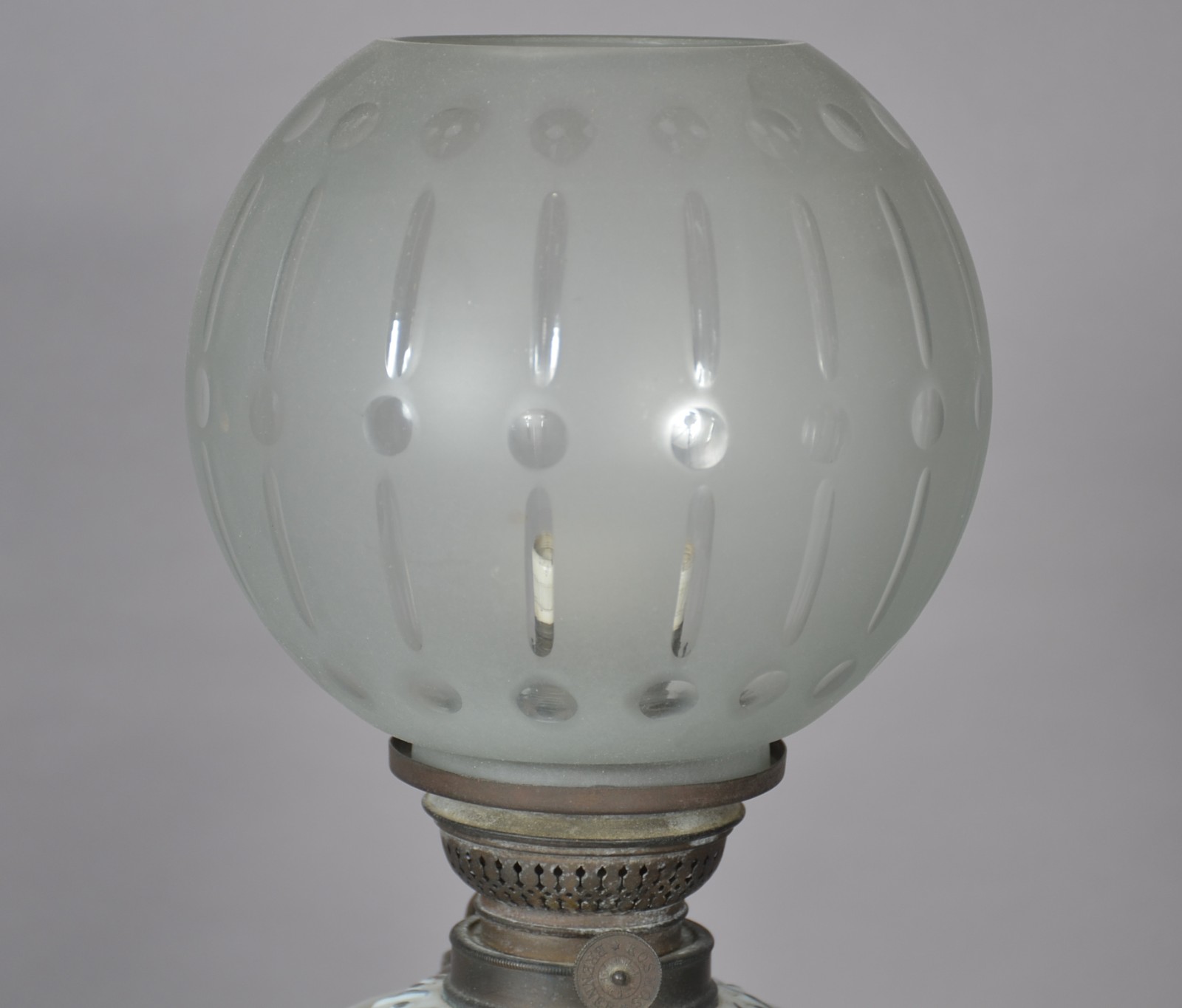 Abatjour de vidro opalinado branco, base de metal e globo fosco... - foto 3 de 8
