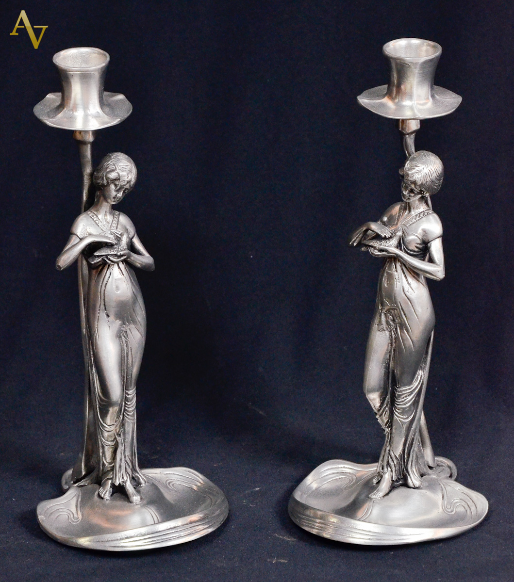 Par de castiçais estilo Art Nouveau de pewter, na forma de figuras...