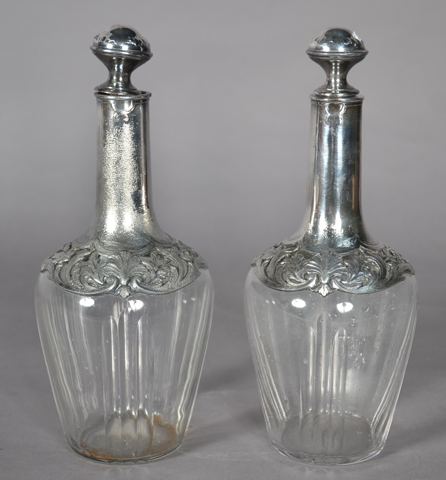 Par de garrafas de cristal com gargalos e tampas de pewter (partes... - foto 1 de 3