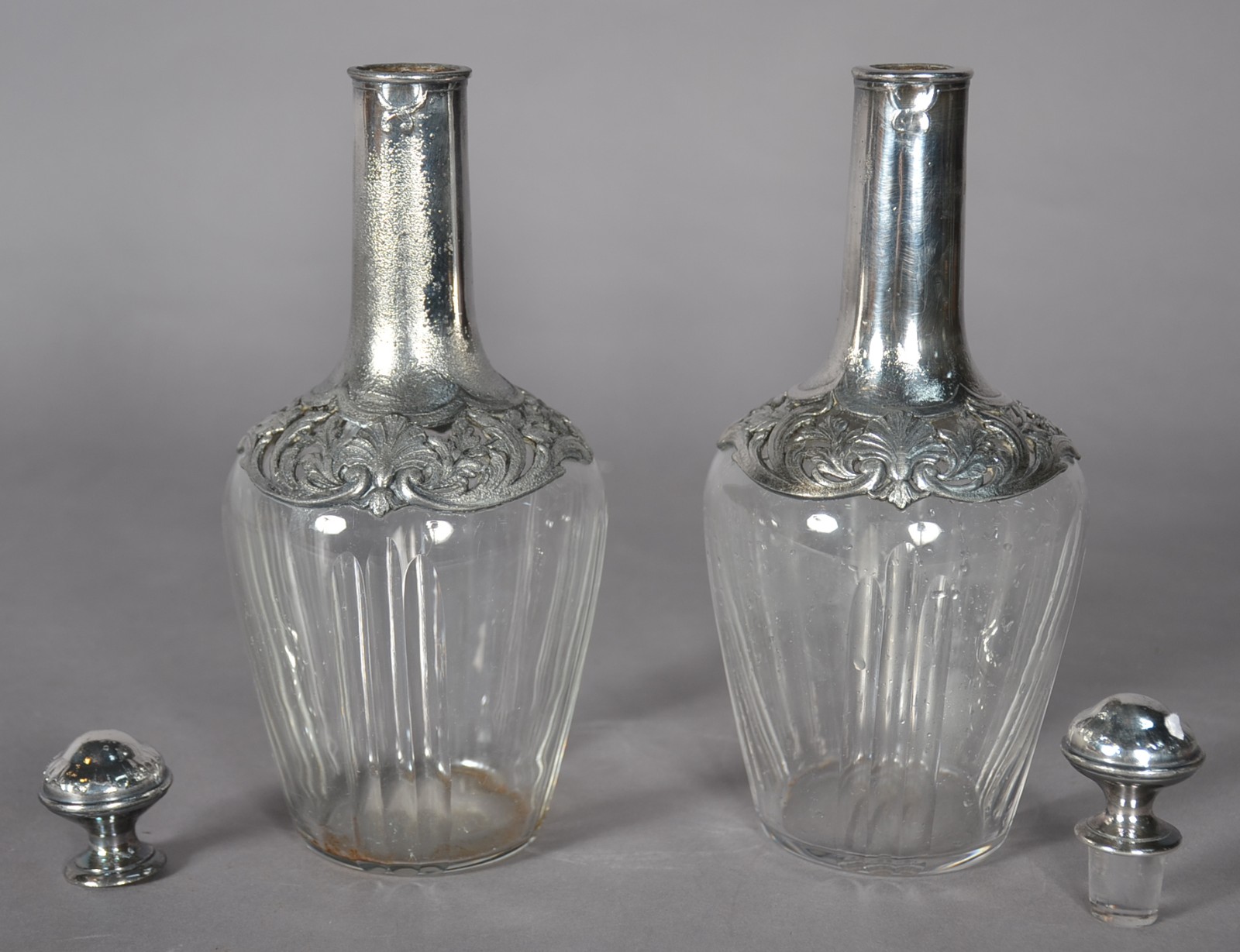 Par de garrafas de cristal com gargalos e tampas de pewter (partes... - foto 2 de 3