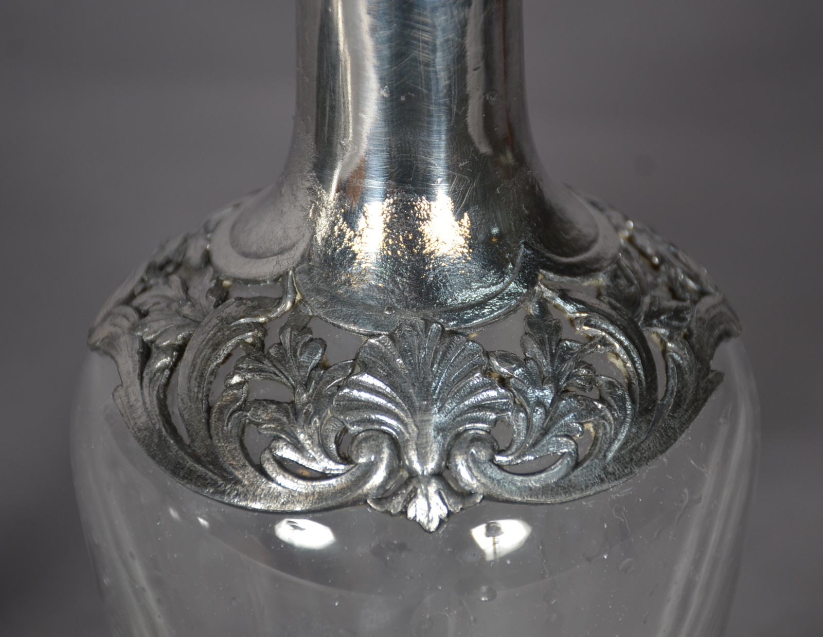 Par de garrafas de cristal com gargalos e tampas de pewter (partes... - foto 3 de 3