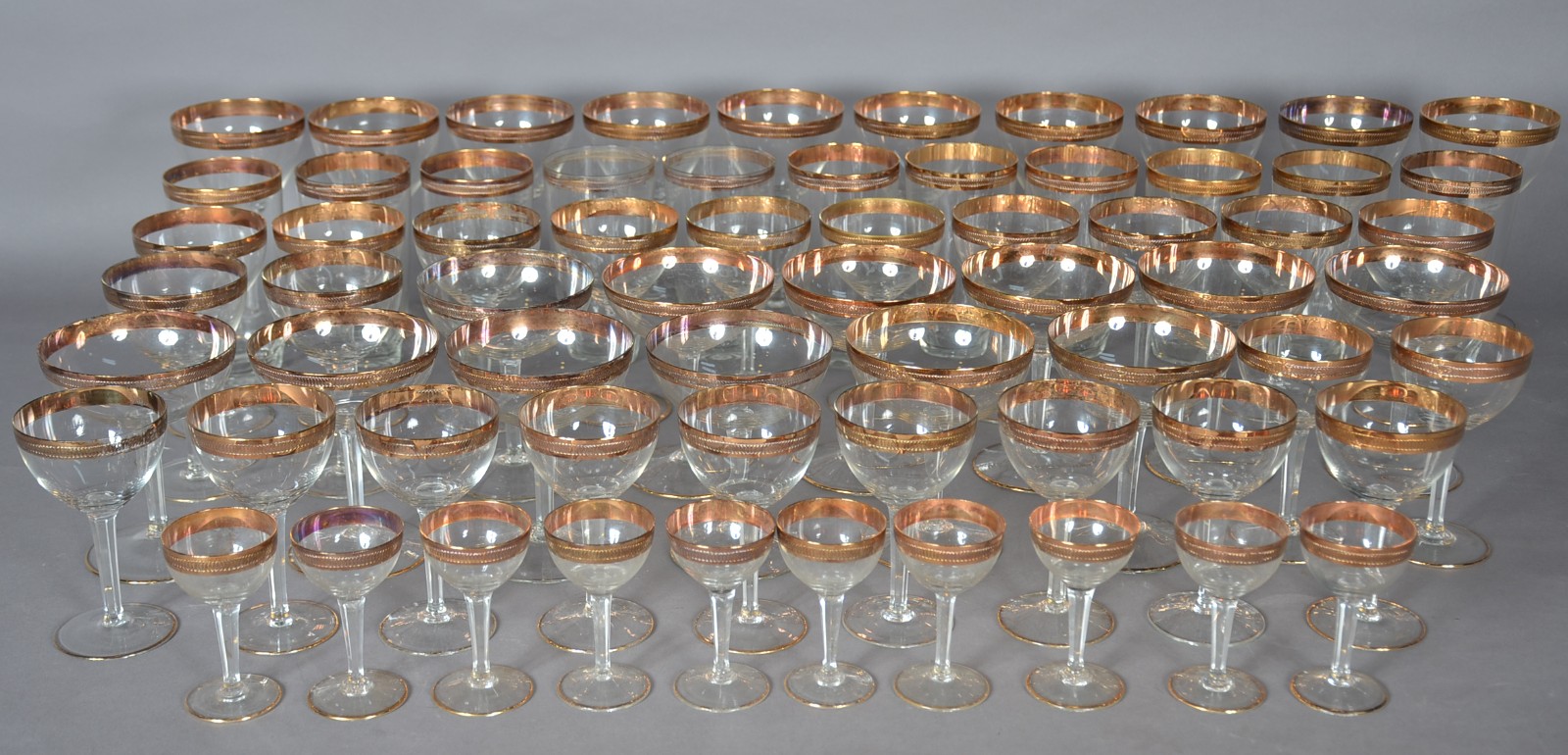 Serviço de cristal com borda dourada composto de: 12 para champagne... - foto 1 de 7