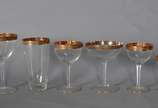 Serviço de cristal com borda dourada composto d... - Serviço de cristal com borda dourada composto de: 12 para champagne, 10 para água, 12 para vinho tinto, 11 para vinho branco, 10 para licor e 11...