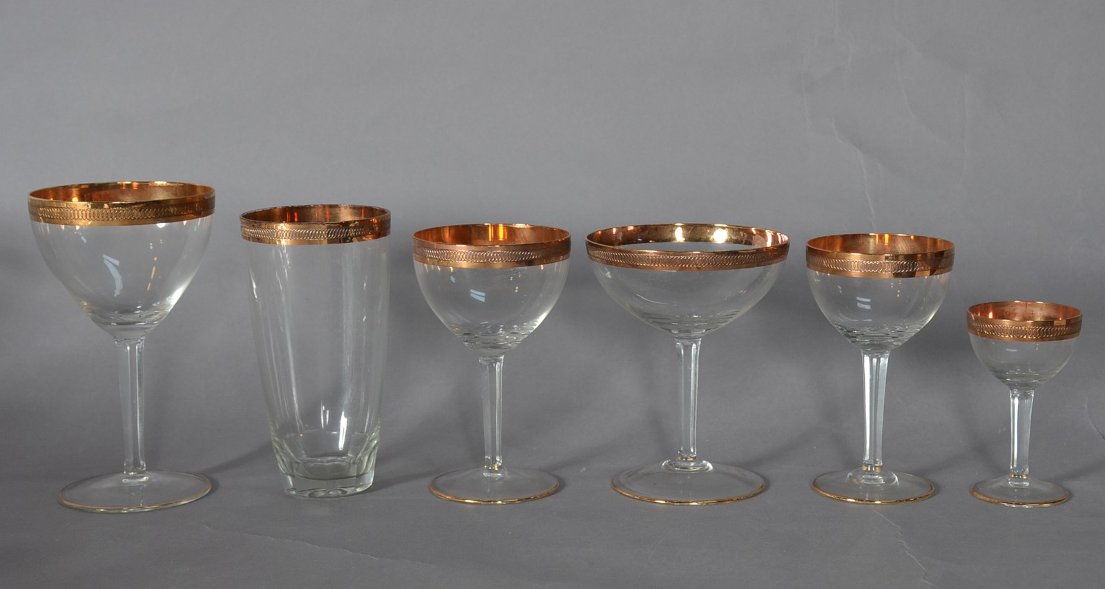Serviço de cristal com borda dourada composto de: 12 para champagne... - foto 2 de 7