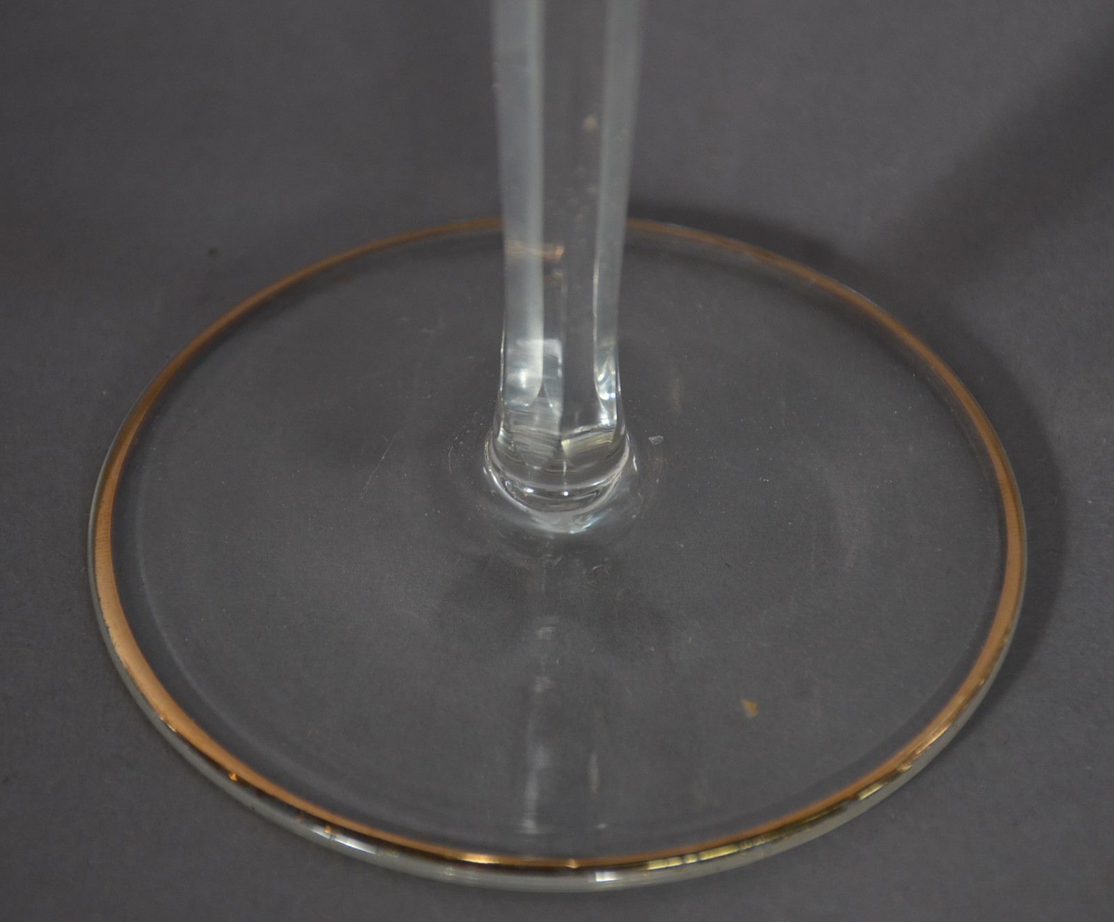 Serviço de cristal com borda dourada composto de: 12 para champagne... - foto 5 de 7