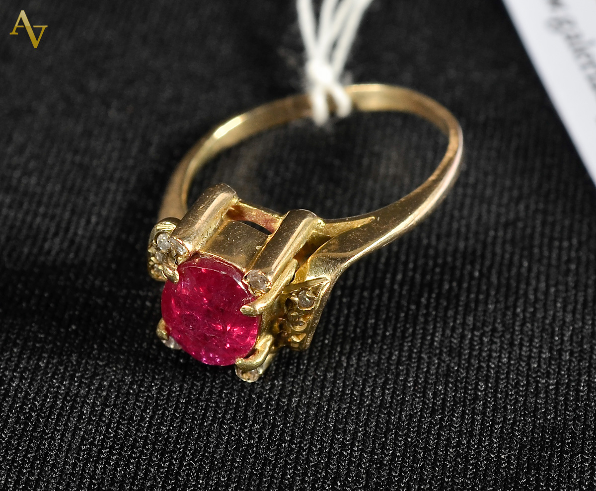 Anel ouro 18 com rubi oriental e 10 brilhante - 3,6gr.