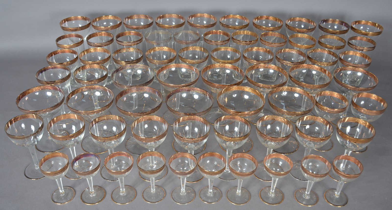 Serviço de cristal com borda dourada composto de: 12 para champagne... - foto 7 de 7