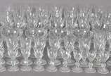 Serviço de cristal facetado composto de: 12 taç... - Serviço de cristal facetado composto de: 12 taças para champagne; 7 para água; 12 para vinho tinto; 10 para vinho branco; 12 para vinho do Porto...