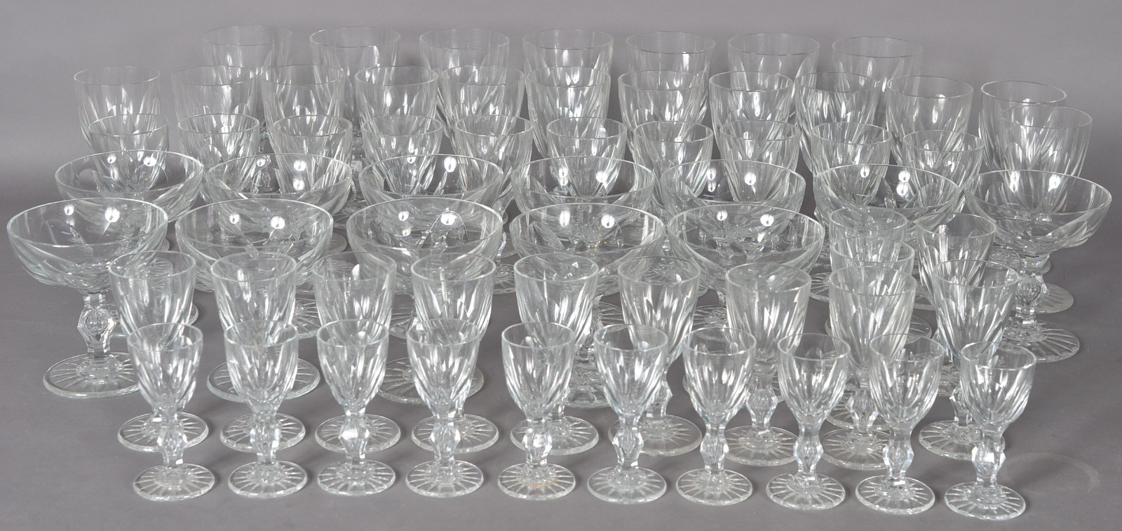 Serviço de cristal facetado composto de: 12 taças para champagne; 7... - foto 1 de 8