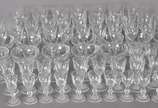 Serviço de cristal facetado composto de: 12 taç... - Serviço de cristal facetado composto de: 12 taças para champagne; 7 para água; 12 para vinho tinto; 10 para vinho branco; 12 para vinho do Porto...