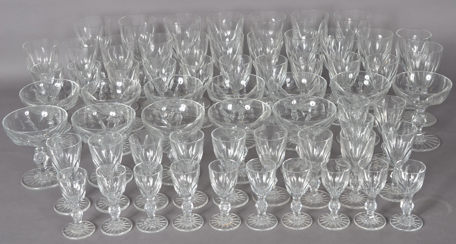 Serviço de cristal facetado composto de: 12 taças para champagne; 7... - foto 2 de 8