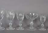 Serviço de cristal facetado composto de: 12 taç... - Serviço de cristal facetado composto de: 12 taças para champagne; 7 para água; 12 para vinho tinto; 10 para vinho branco; 12 para vinho do Porto...
