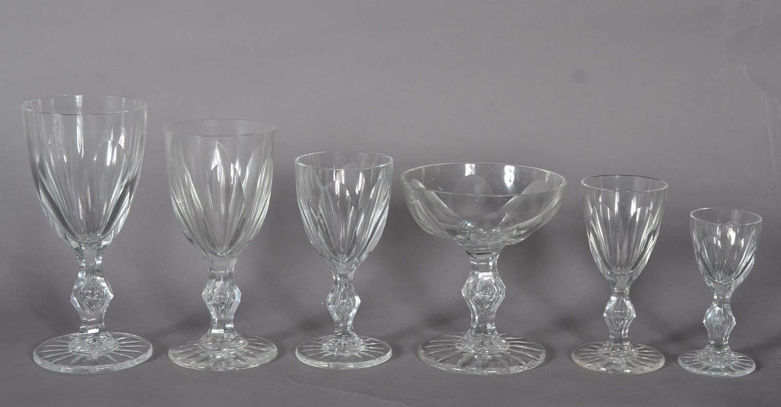 Serviço de cristal facetado composto de: 12 taças para champagne; 7... - foto 3 de 8