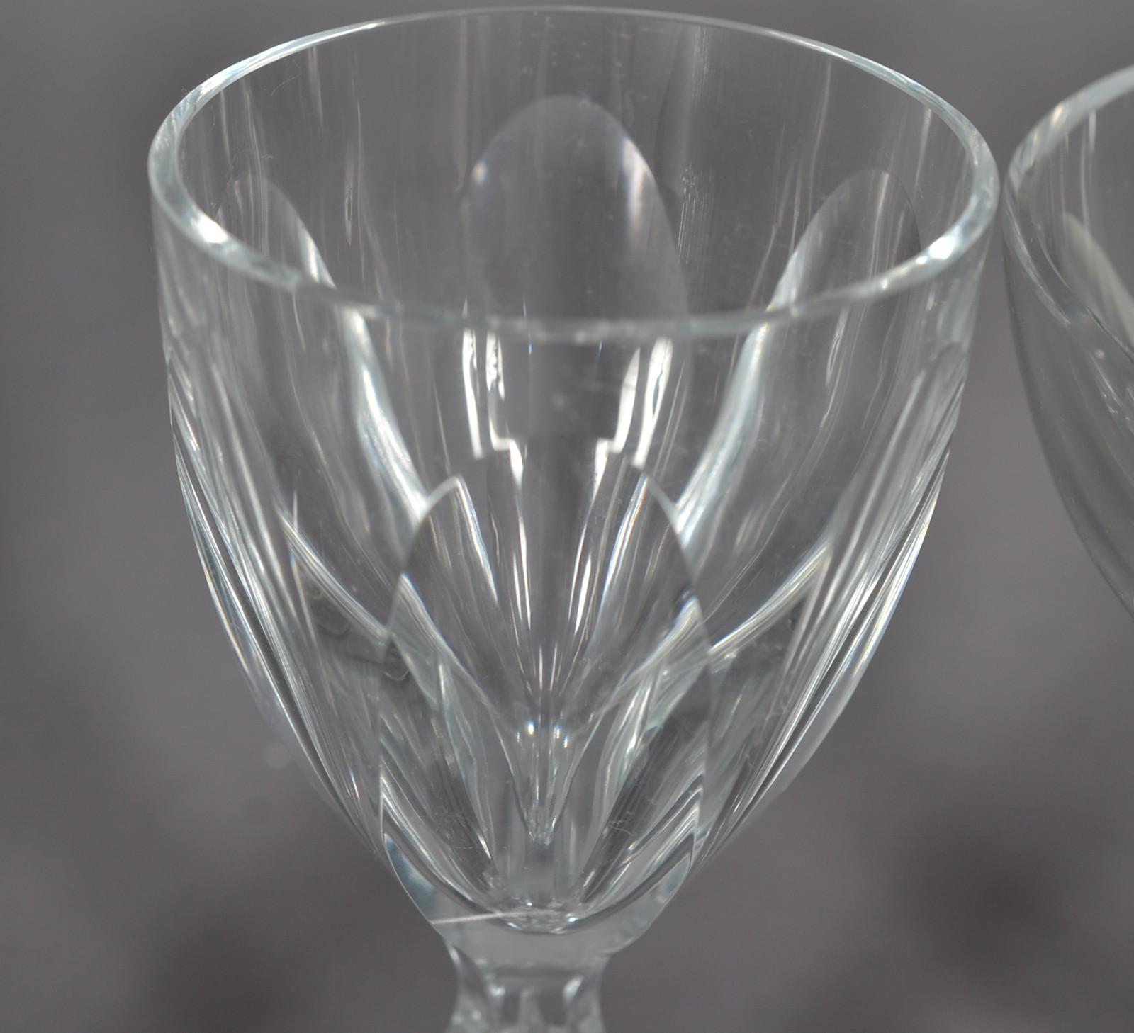 Serviço de cristal facetado composto de: 12 taças para champagne; 7... - foto 4 de 8
