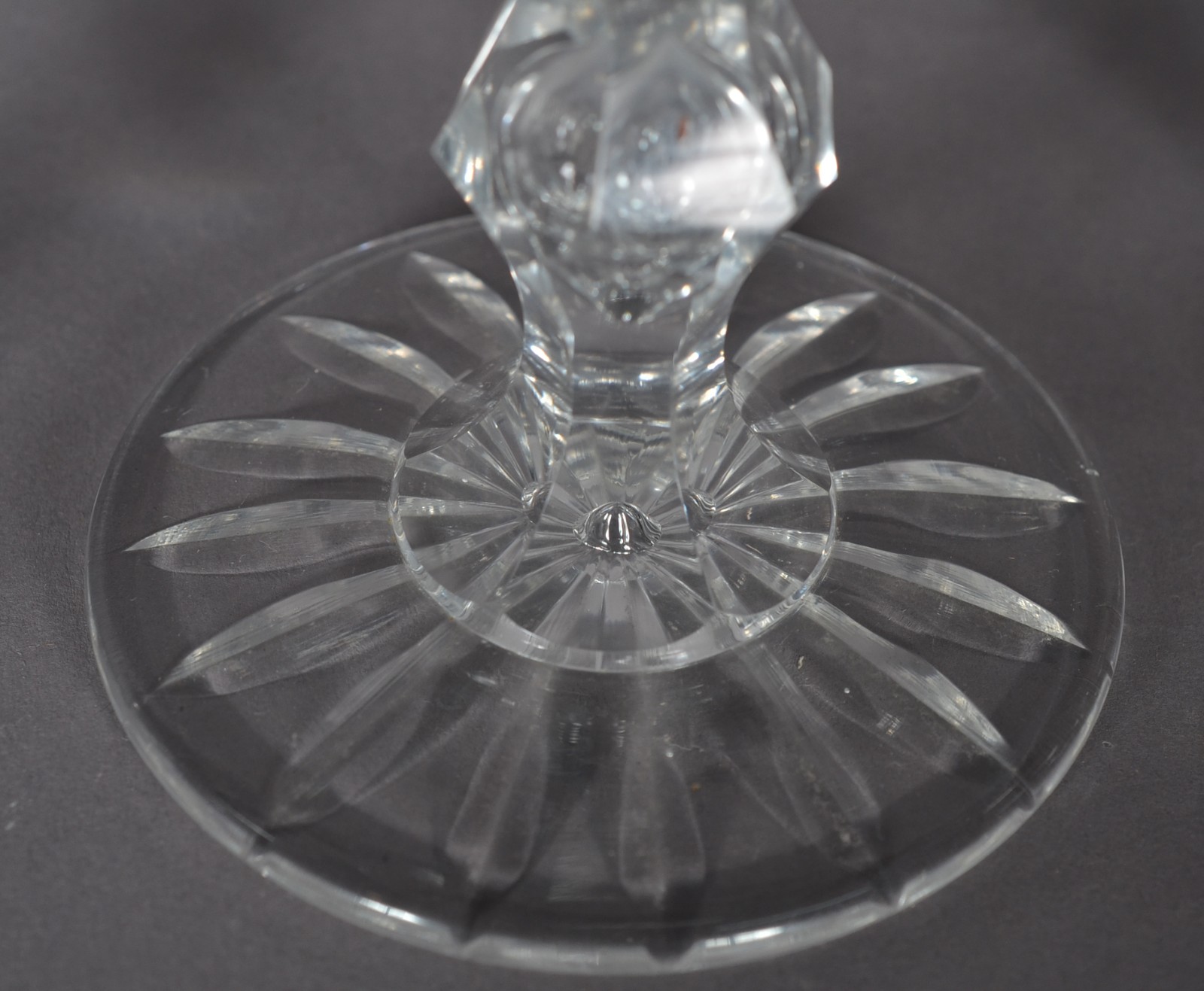 Serviço de cristal facetado composto de: 12 taças para champagne; 7... - foto 5 de 8