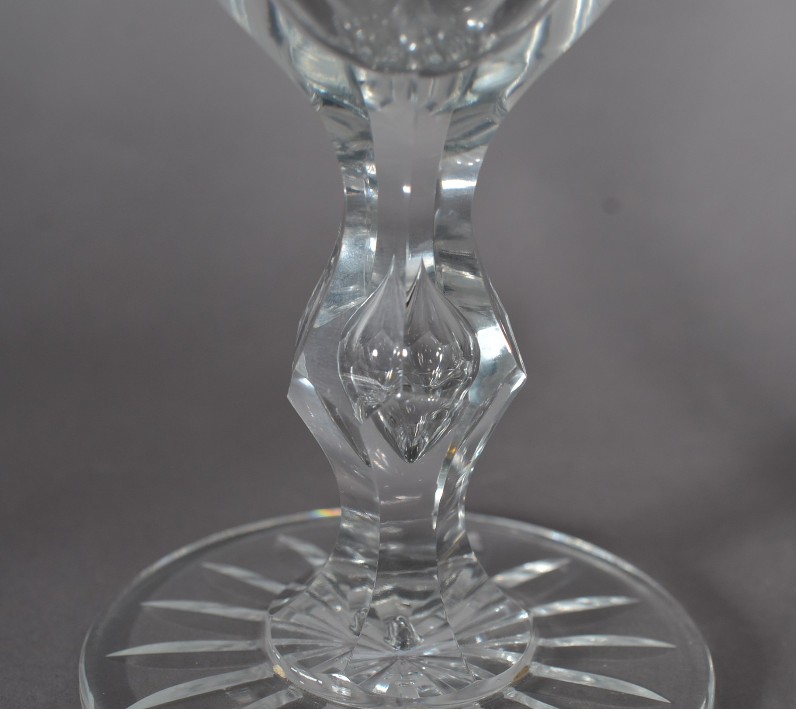 Serviço de cristal facetado composto de: 12 taças para champagne; 7... - foto 6 de 8