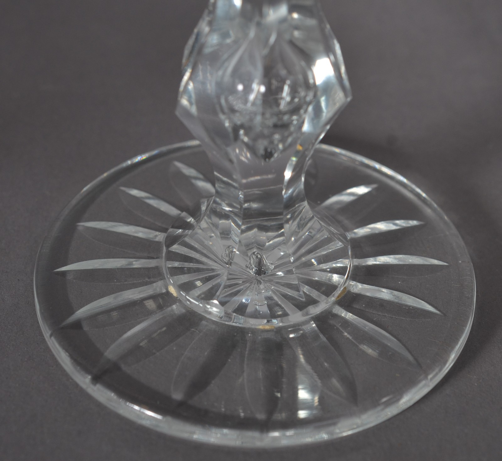 Serviço de cristal facetado composto de: 12 taças para champagne; 7... - foto 7 de 8