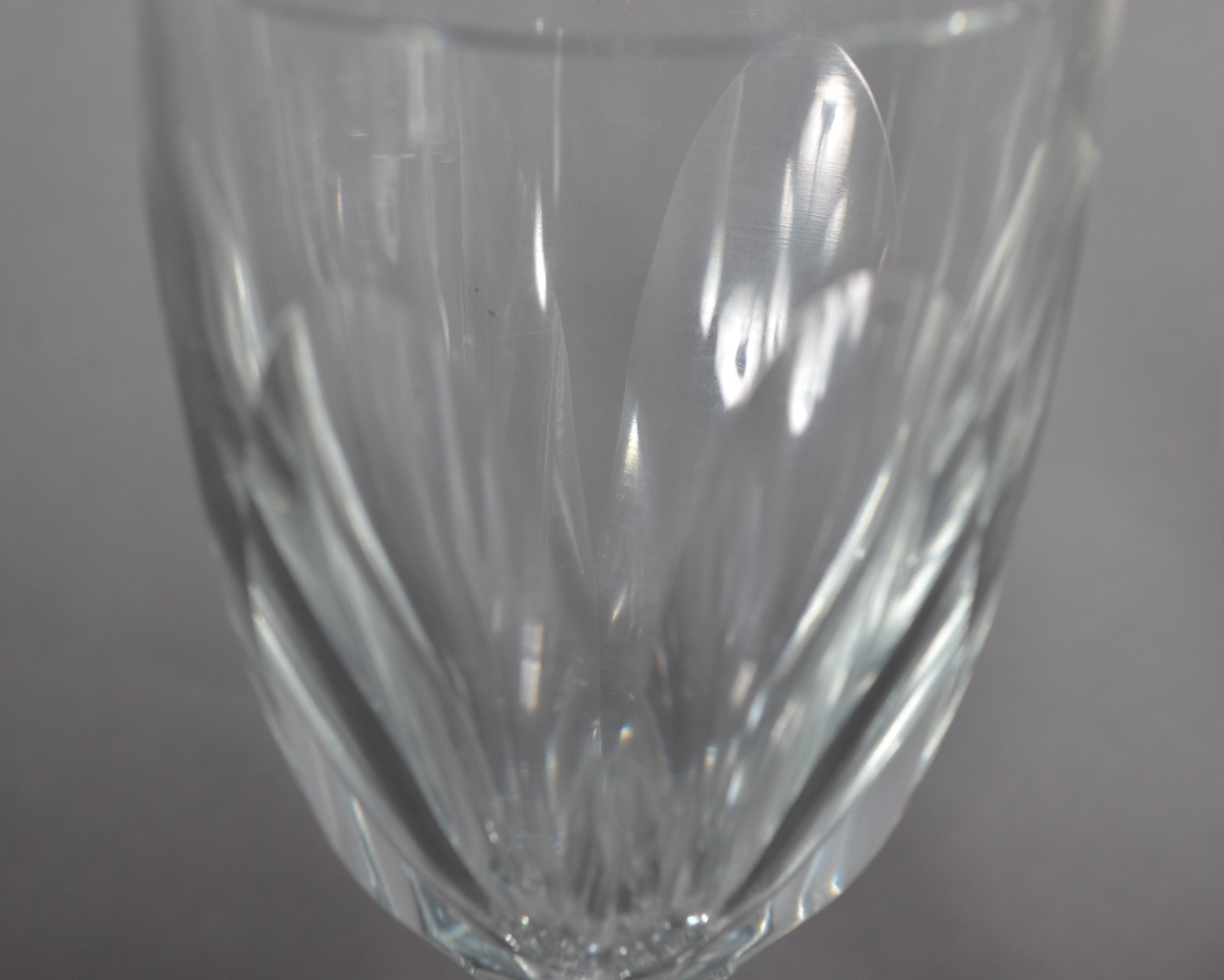 Serviço de cristal facetado composto de: 12 taças para champagne; 7... - foto 8 de 8