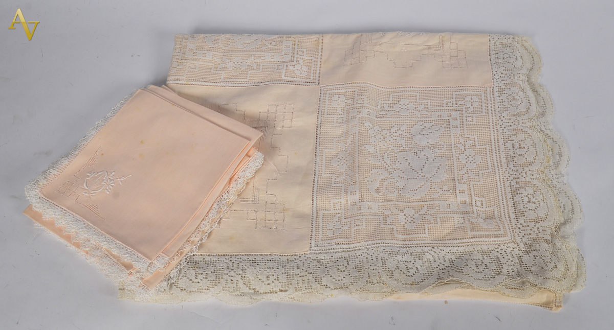Toalha de mesa com bordados. Meds. 220 x 170 m.