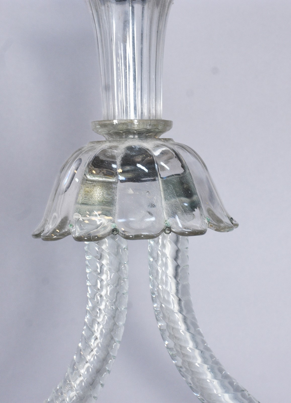 Delicado e elegante lustre de cristal com duas hastes recurvas unidas... - foto 3 de 5