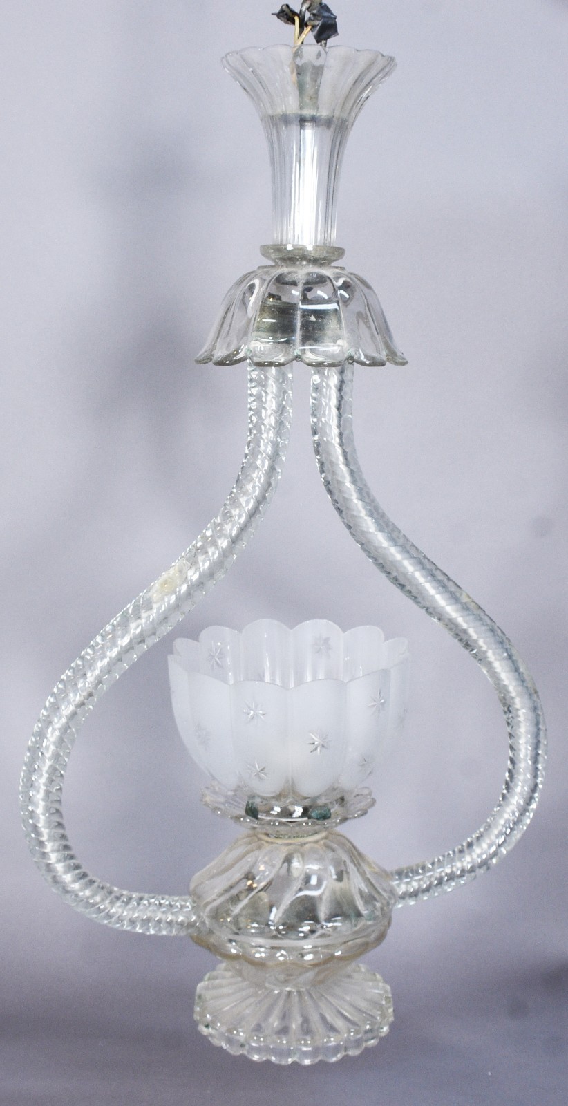 Delicado e elegante lustre de cristal com duas hastes recurvas unidas... - foto 1 de 5