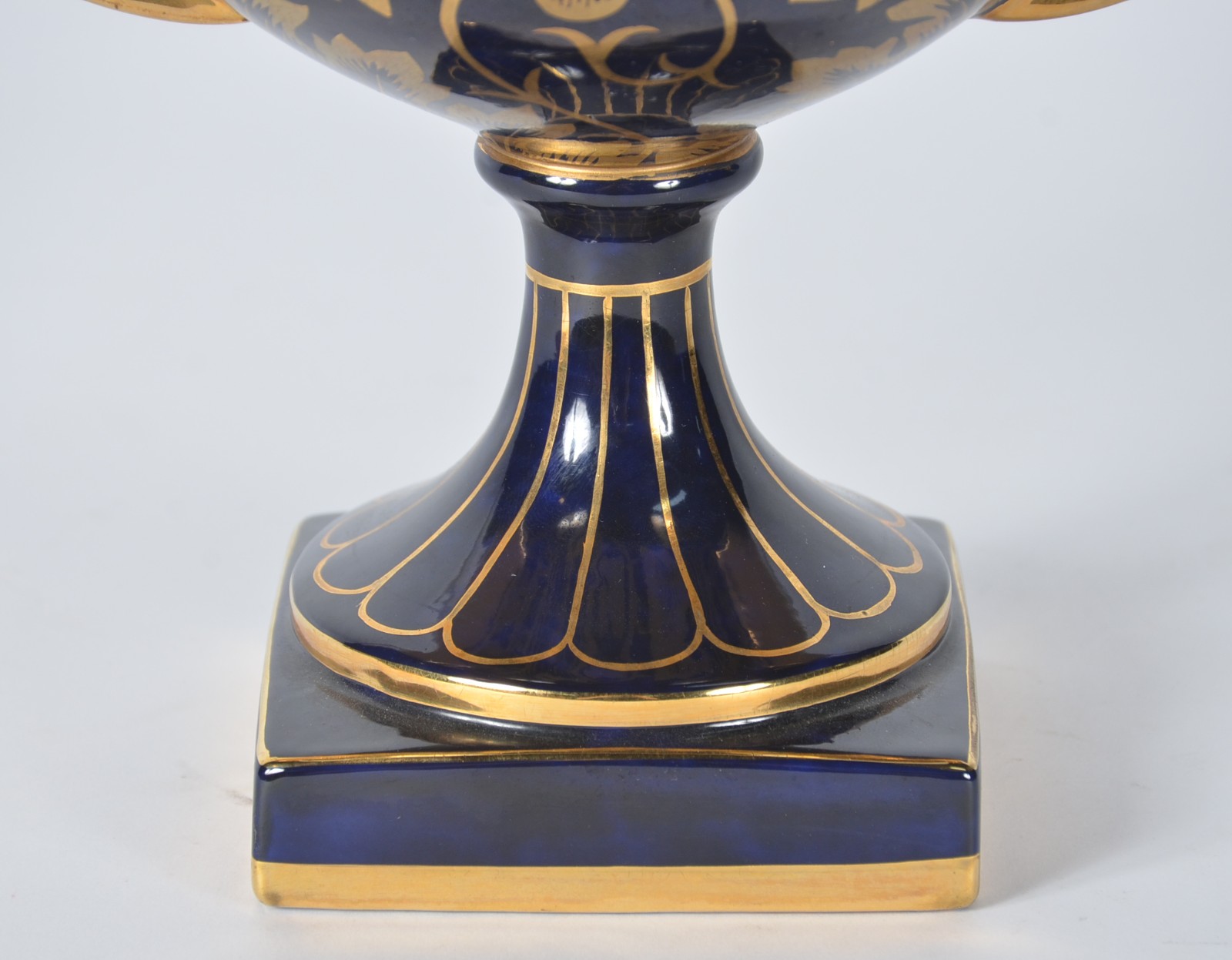 Ânfora de porcelana francesa de Sèvres, fundo em azul cobalto e... - foto 3 de 9