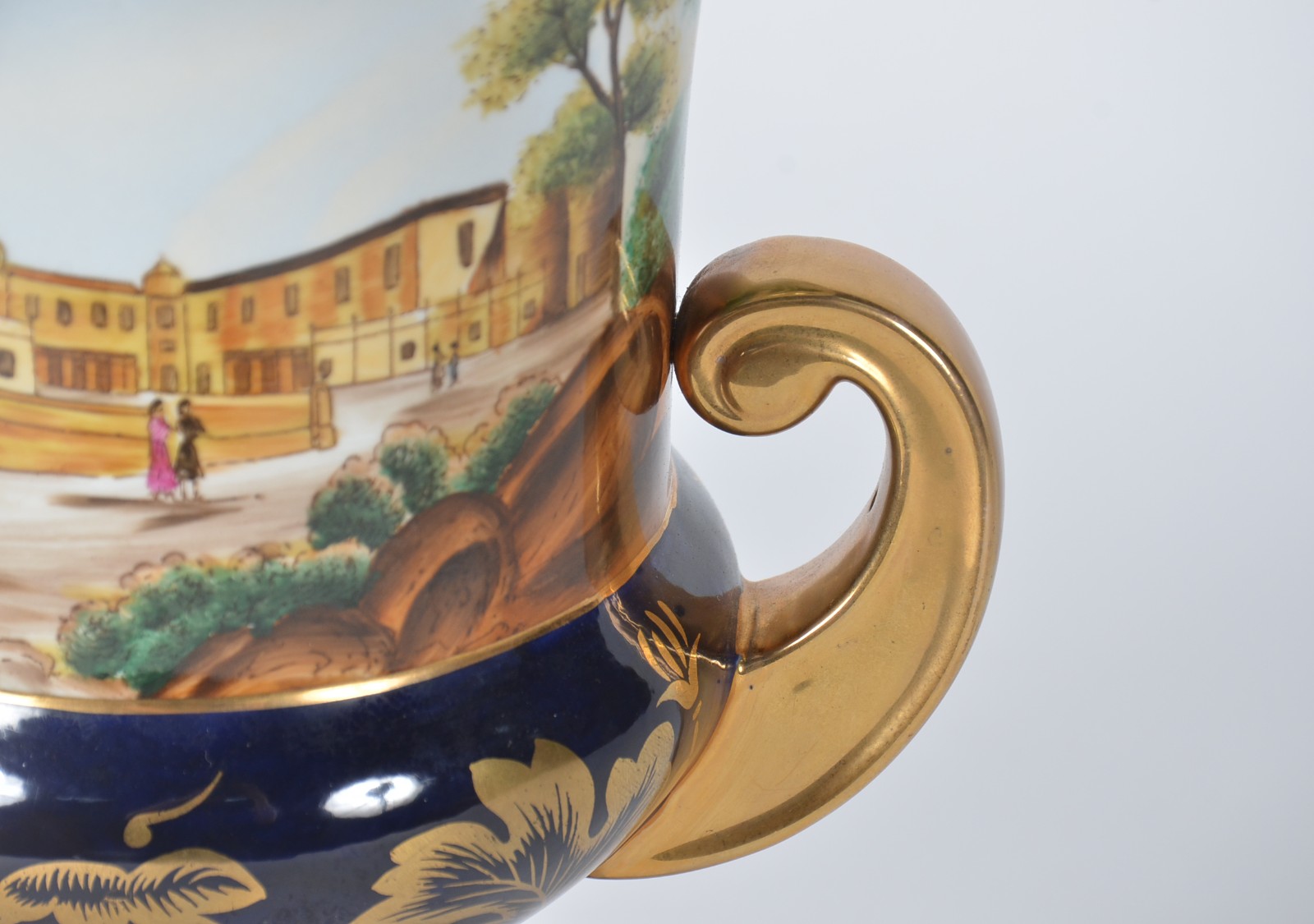 Ânfora de porcelana francesa de Sèvres, fundo em azul cobalto e... - foto 5 de 9
