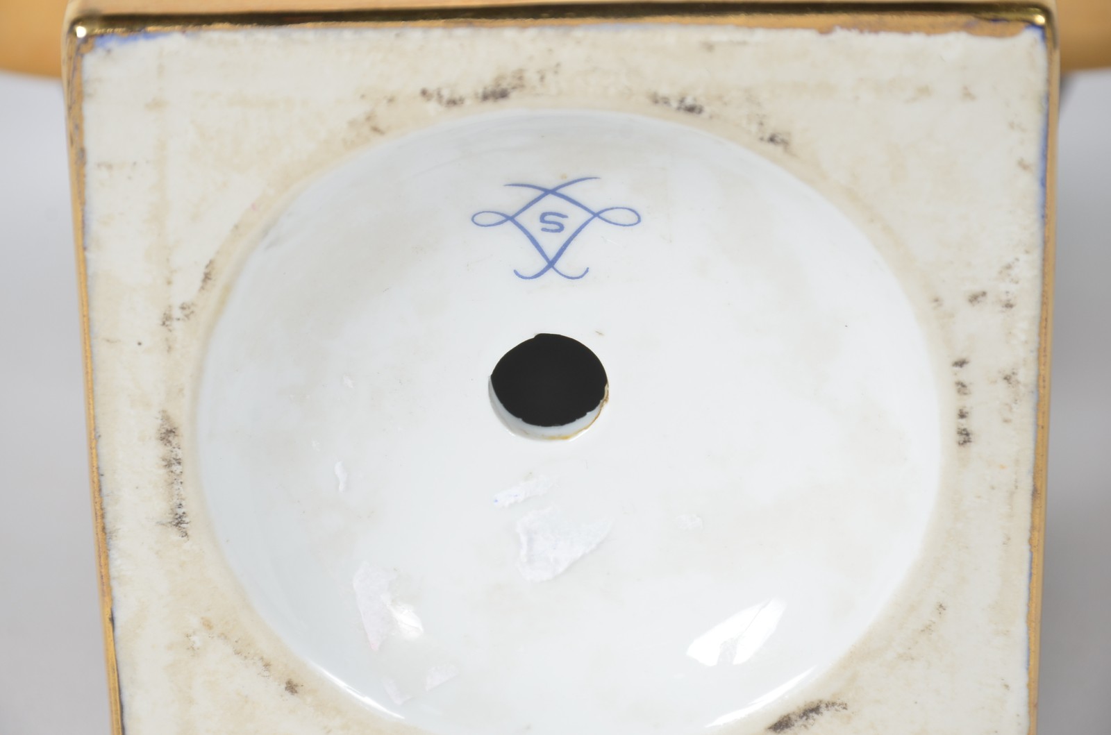 Ânfora de porcelana francesa de Sèvres, fundo em azul cobalto e... - foto 9 de 9