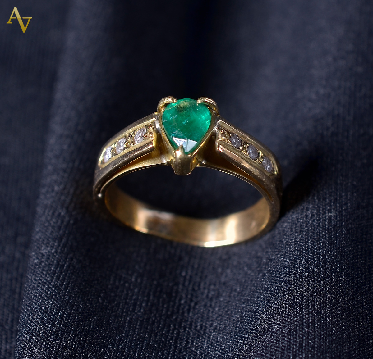 Anel de ouro 18 k com 1 esmeralda e 6 brilhantes - Aro 12 - 5 g.
