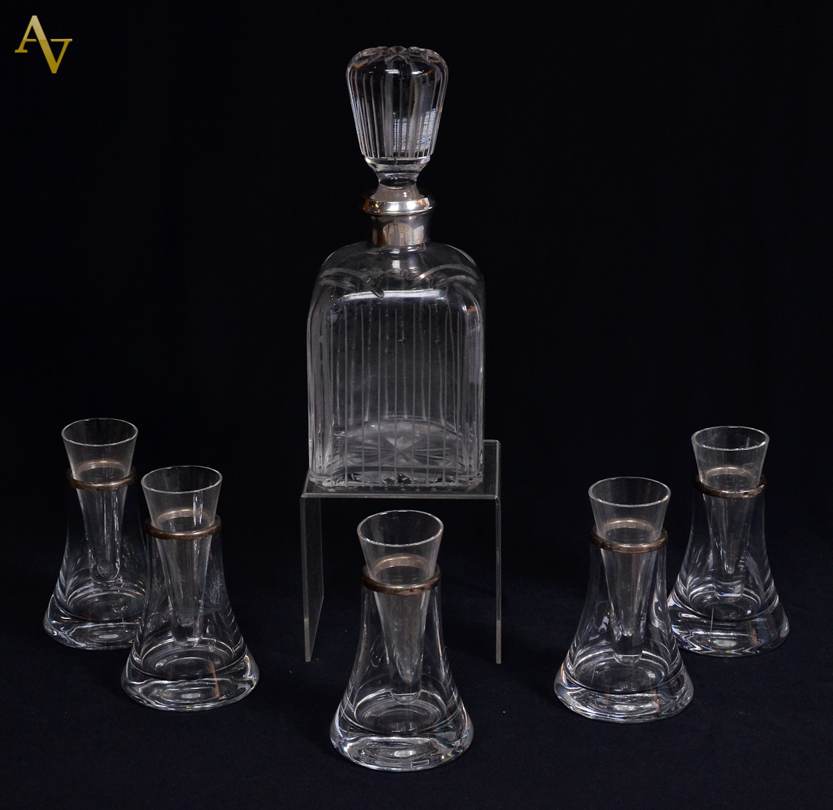 Garrafa e 5 copos de cristal com prata. Alt. 24 cm.