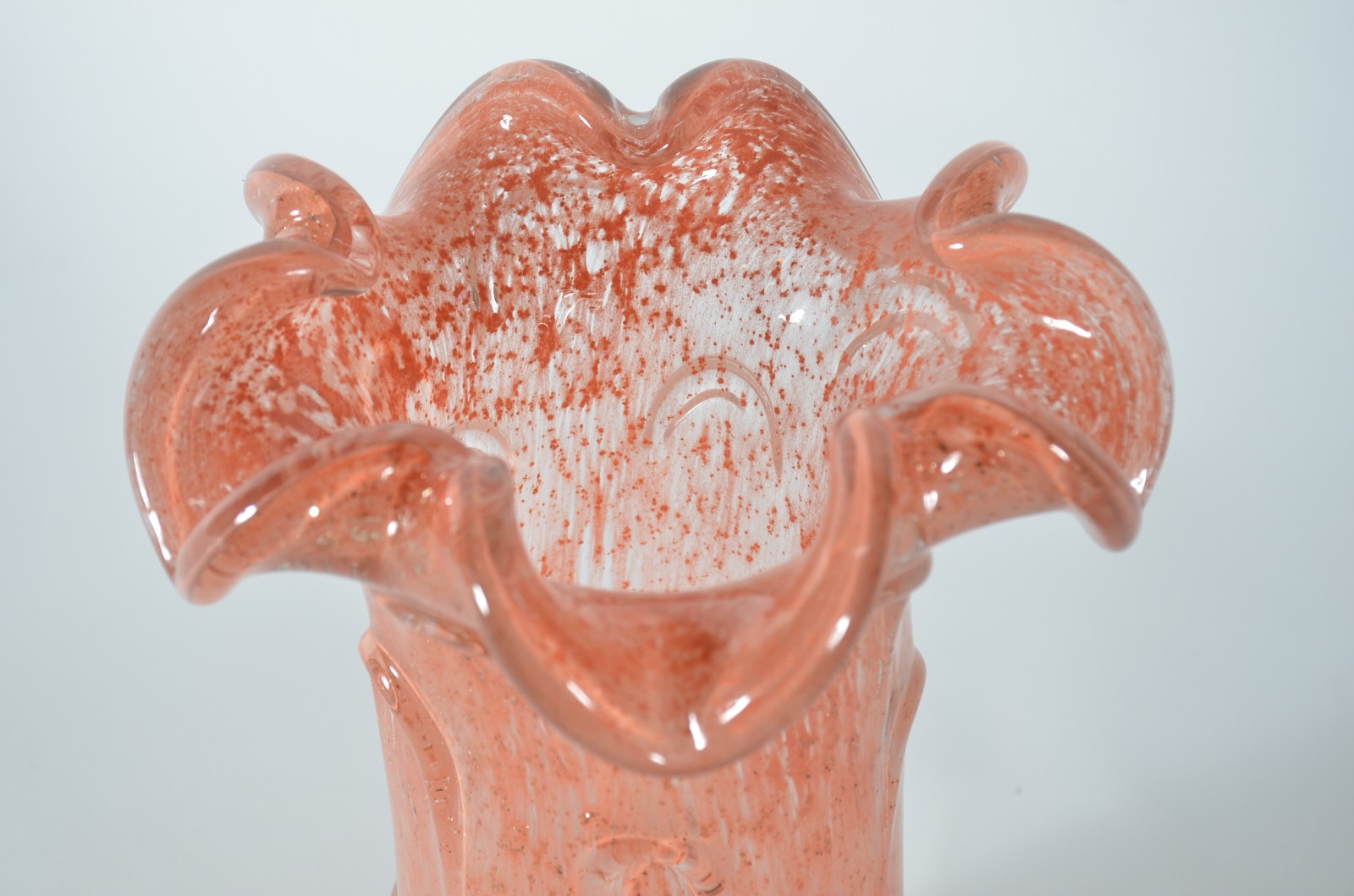Vaso de vidro decorativo na cor laranja, trabalhado em gomos. - foto 2 de 5