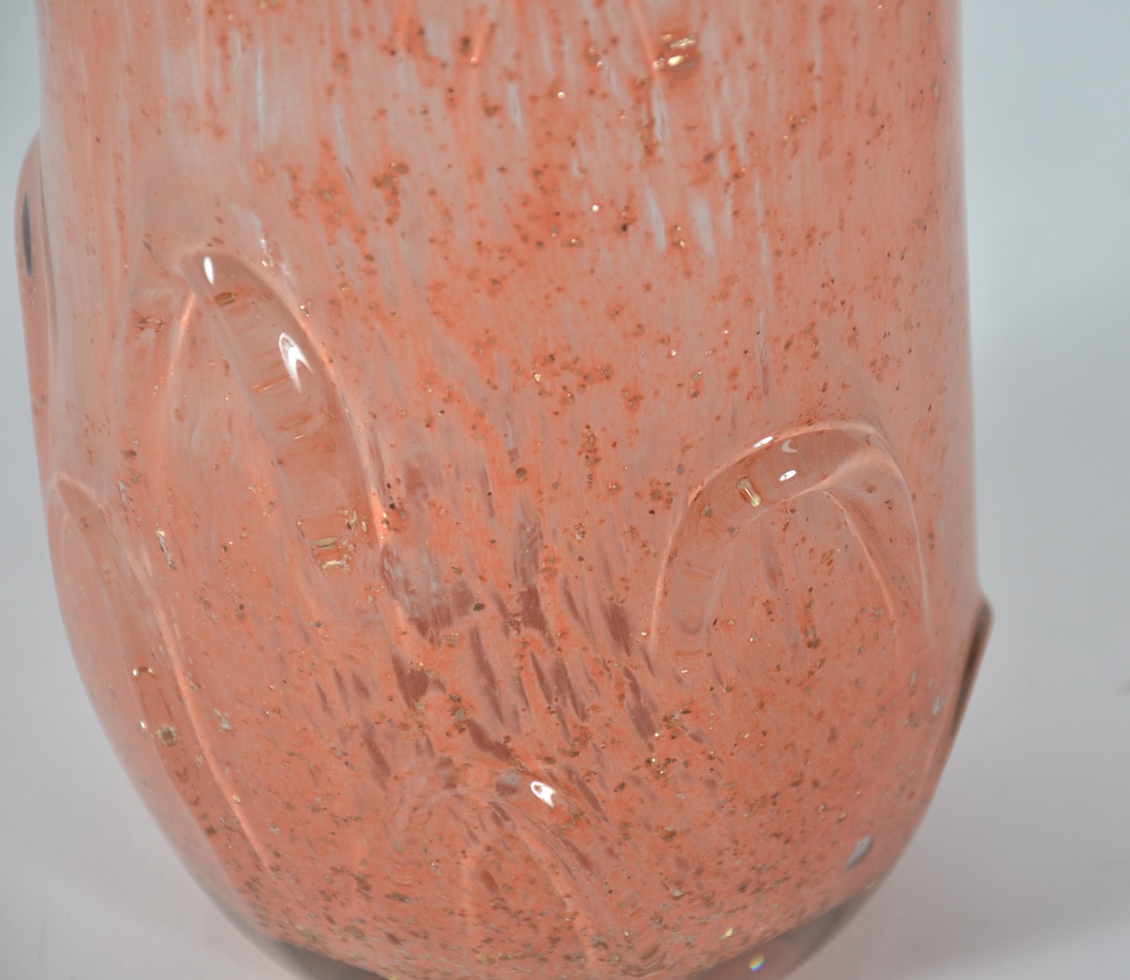 Vaso de vidro decorativo na cor laranja, trabalhado em gomos. - foto 3 de 5