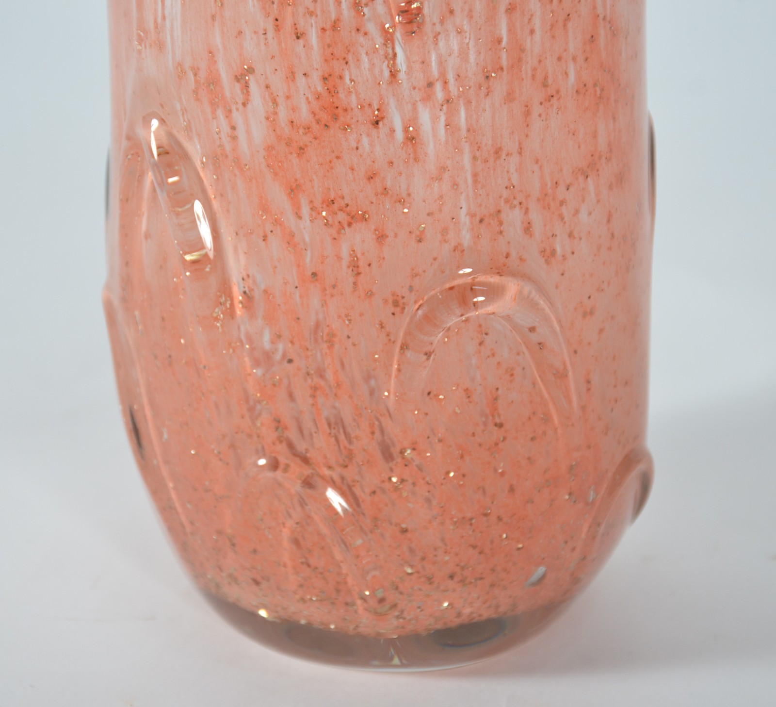 Vaso de vidro decorativo na cor laranja, trabalhado em gomos. - foto 4 de 5