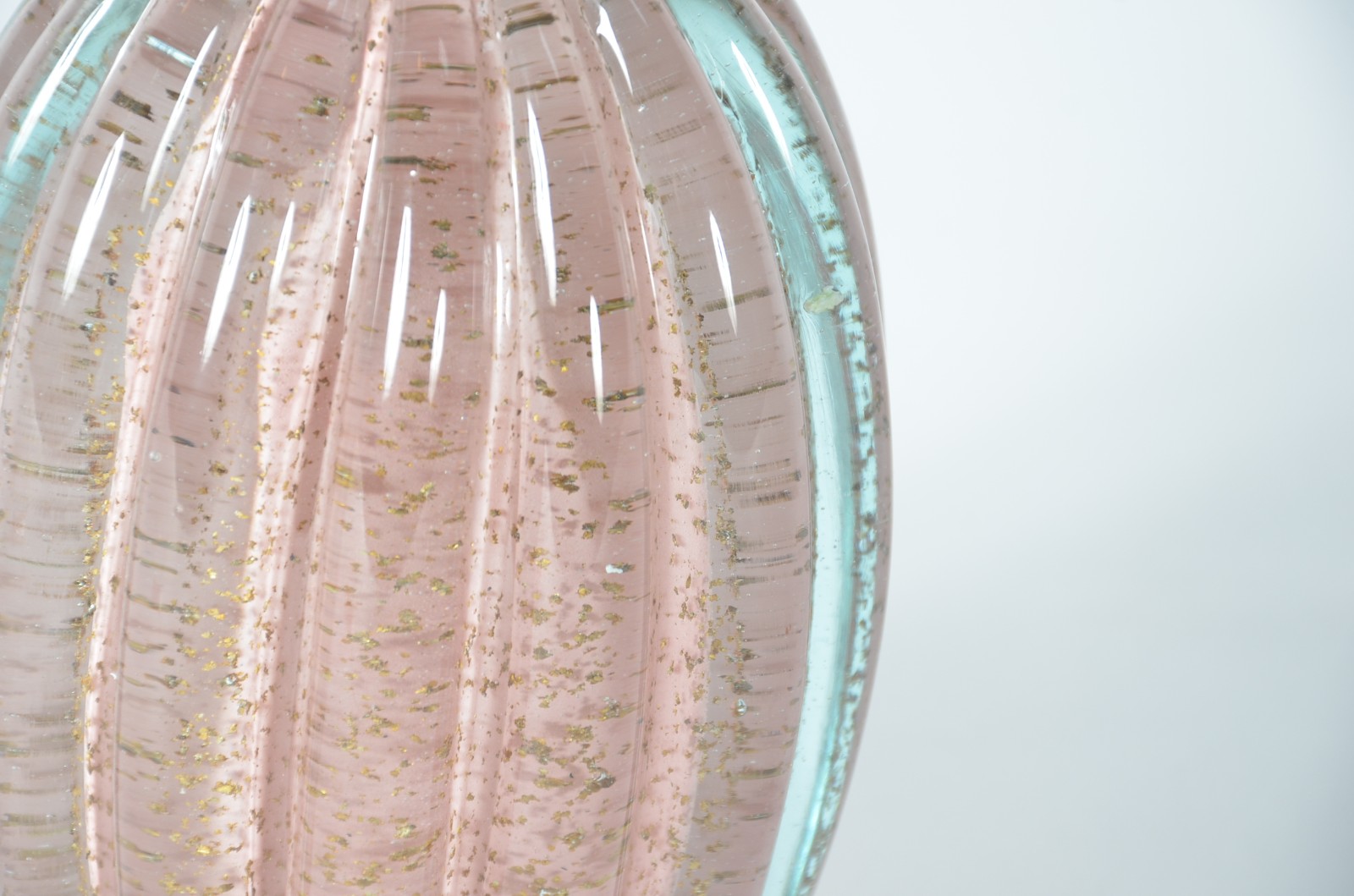 Peso de vidro decorativo na cor rosa, trabalhado em gomos com pó de... - foto 2 de 4