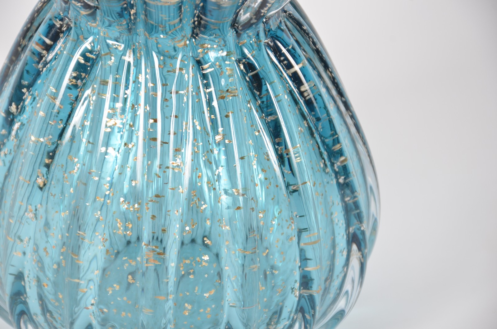 Vaso de vidro decorativo na cor azul com pó de ouro, borda feitio... - foto 2 de 5