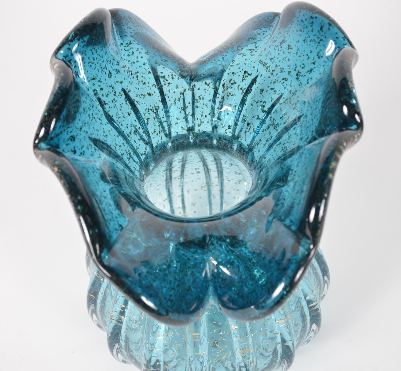 Vaso de vidro decorativo na cor azul com pó de ouro, borda feitio... - foto 4 de 5