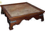 Mesa de centro de madeira nobre com tampo de gr... - Mesa de centro de madeira nobre com tampo de granito. Med. 120 x 120 - alt. 35 cm.