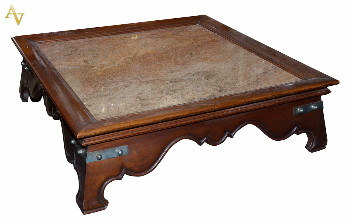Mesa de centro de madeira nobre com tampo de granito. Med. 120 x 120...