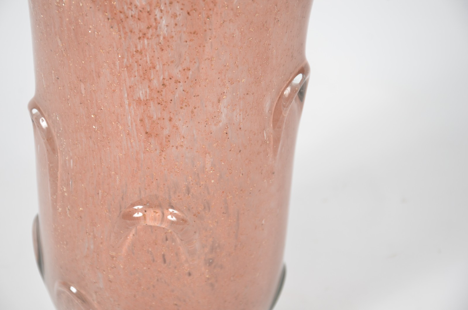 Vaso de vidro decorativo, trabalhado em gomos. - foto 3 de 4