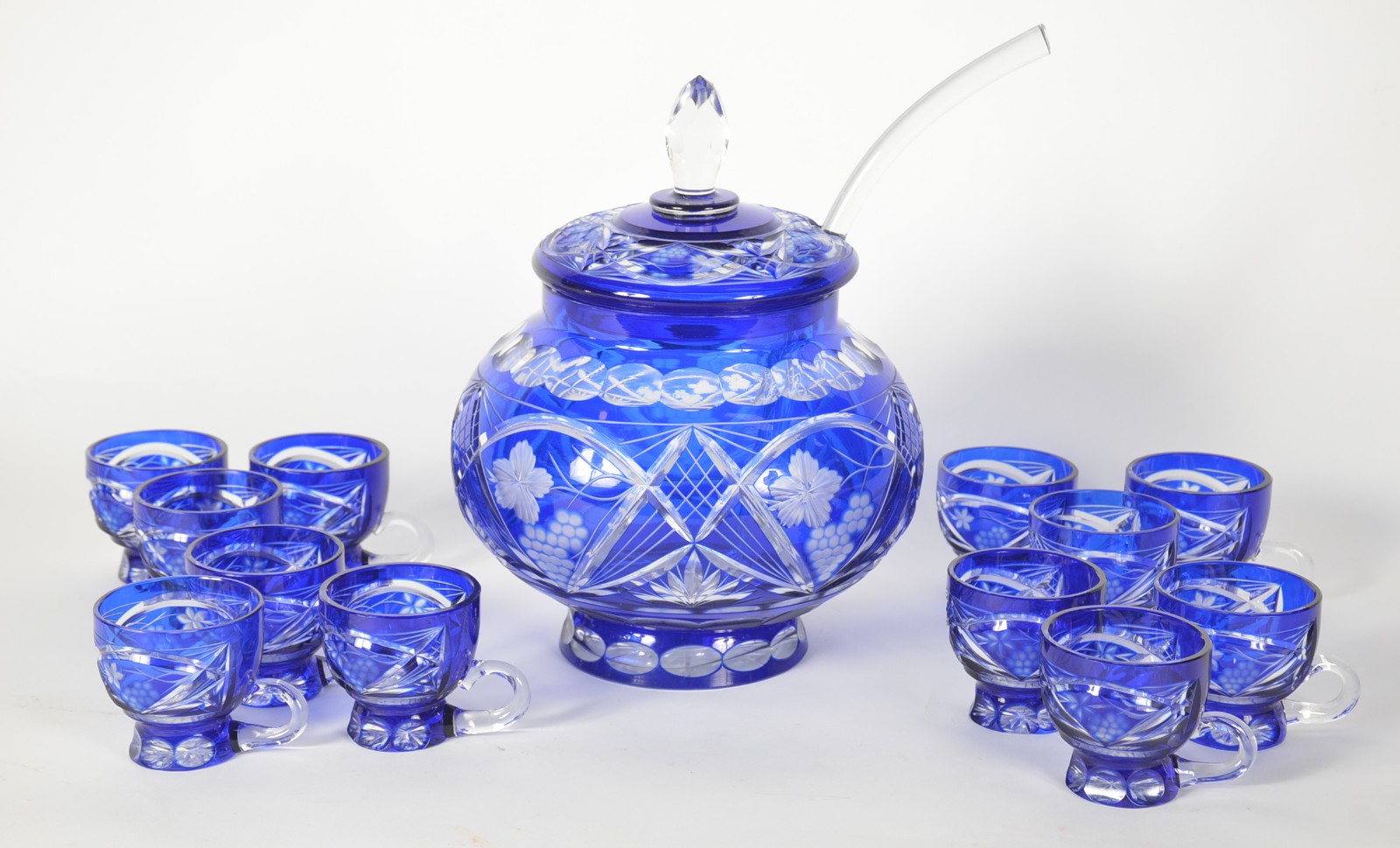 Conjunto de poncheira de cristal lapidado doublé azul, com concha e... - foto 1 de 8