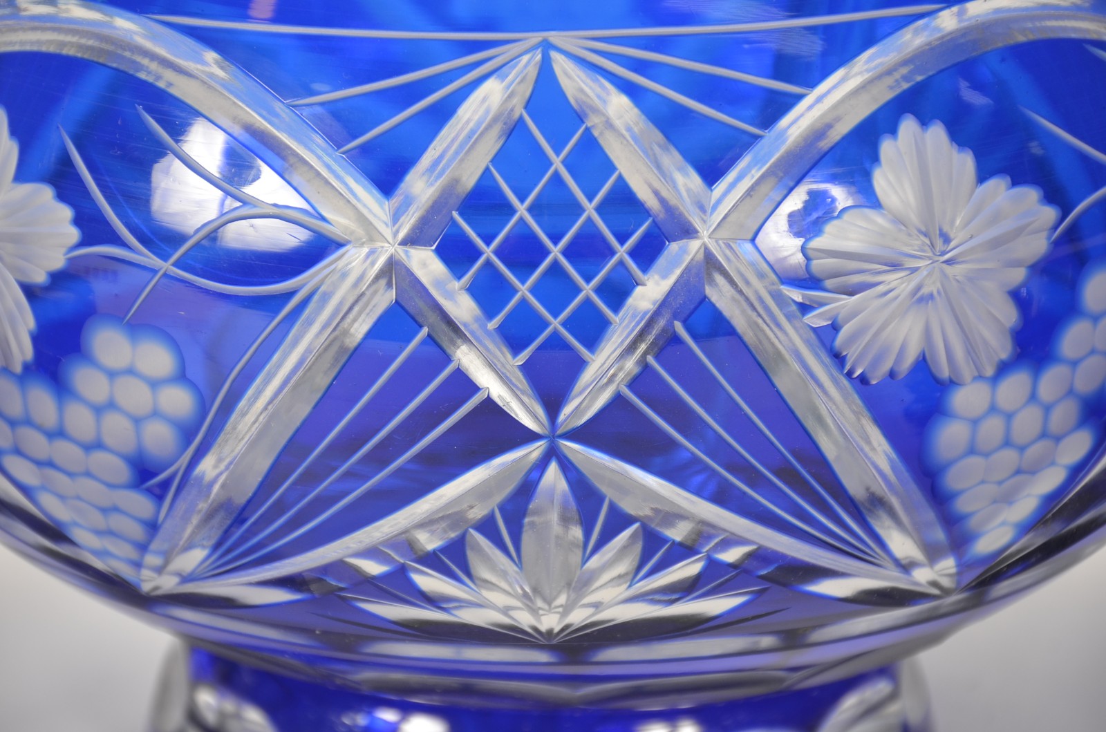 Conjunto de poncheira de cristal lapidado doublé azul, com concha e... - foto 2 de 8