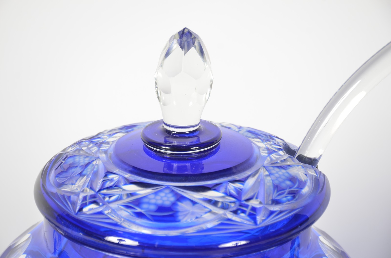 Conjunto de poncheira de cristal lapidado doublé azul, com concha e... - foto 3 de 8