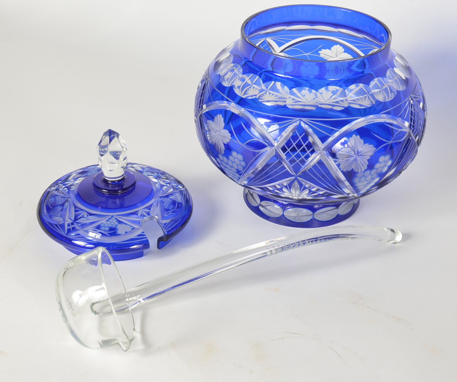 Conjunto de poncheira de cristal lapidado doublé azul, com concha e... - foto 6 de 8