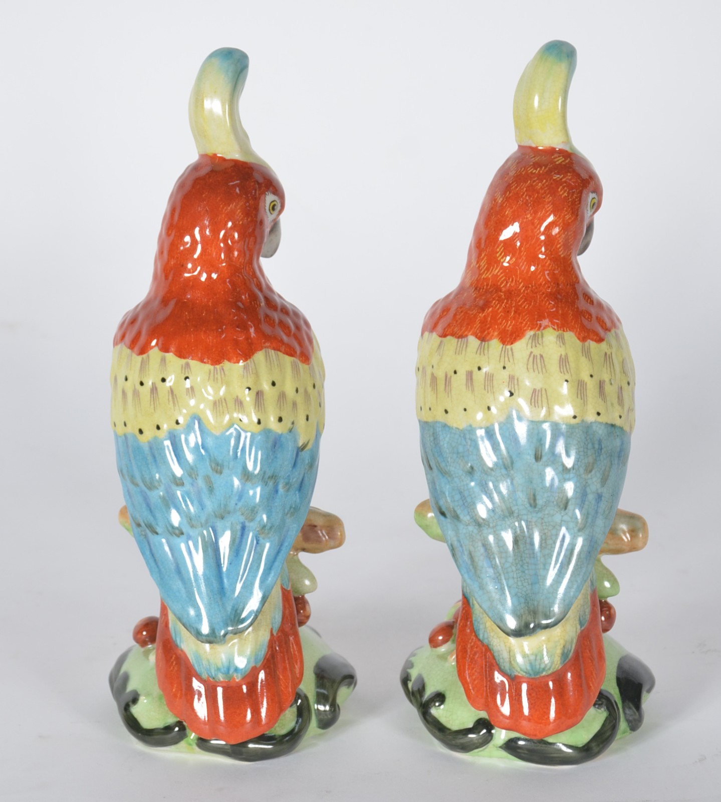 Par de estatuetas representando cacatuas em policromia. - foto 4 de 6