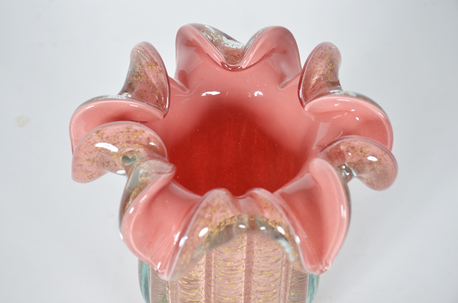 Vaso de vidro decorativo na cor rosa com pó de ouro, borda feitio... - foto 2 de 4