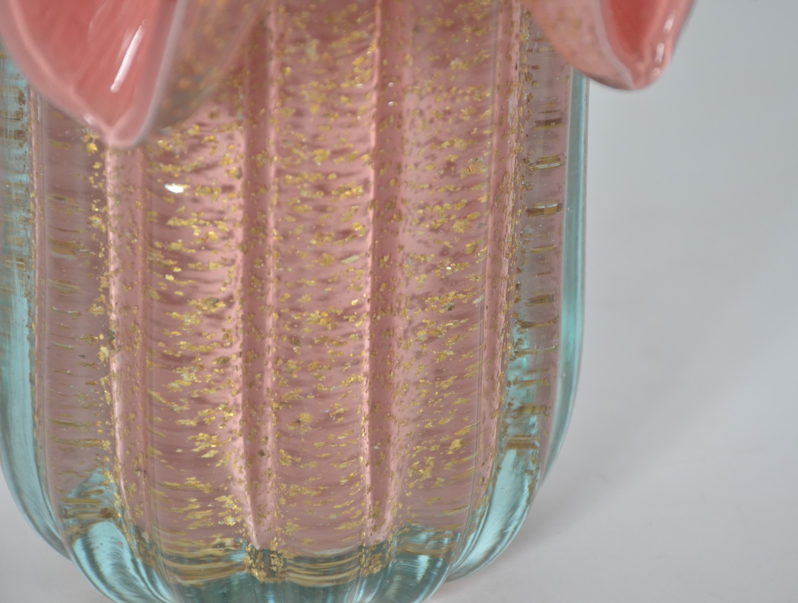 Vaso de vidro decorativo na cor rosa com pó de ouro, borda feitio... - foto 3 de 4
