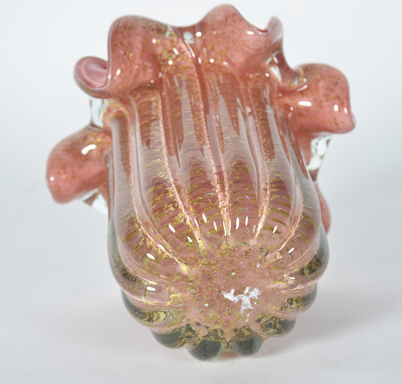 Vaso de vidro decorativo na cor rosa com pó de ouro, borda feitio... - foto 4 de 4