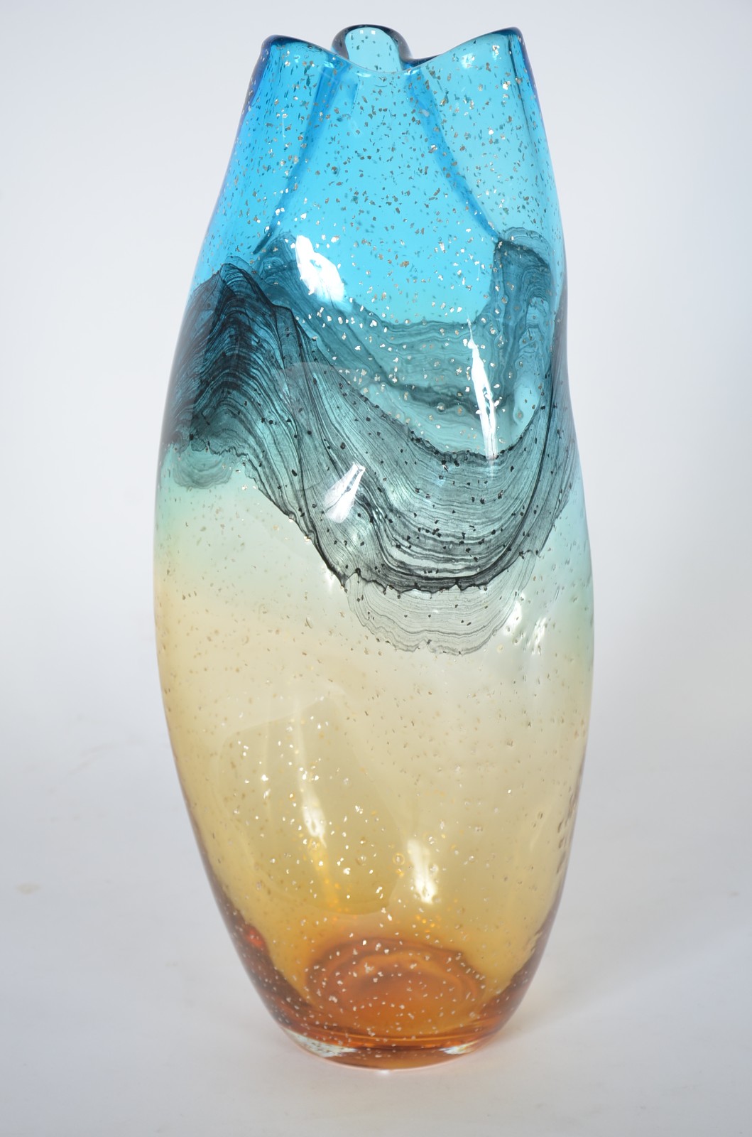 Vaso de vidro decorativo na cor azul e âmbar. - foto 1 de 5